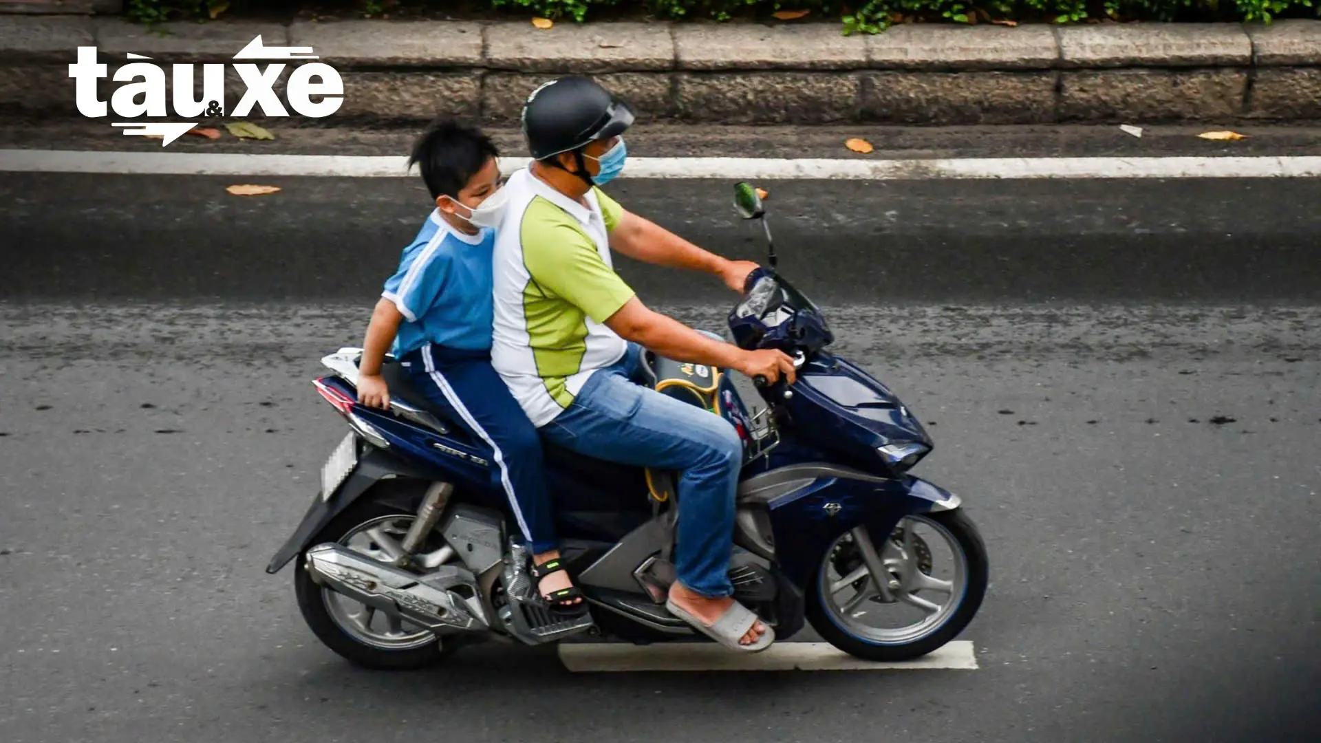 Khoảng trống an toàn khi chở trẻ em trên xe máy | Bản tin Tàu và Xe | 28/11/2025